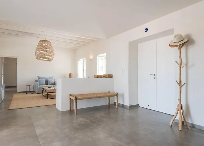 Klar, On The Outskirts Of , Paros * ナウサ