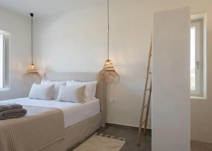 Klar, On The Outskirts Of , Paros * ナウサ