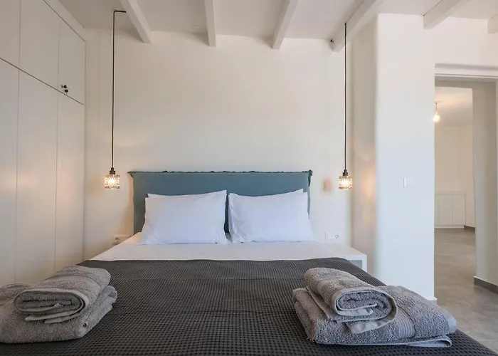 Klar, On The Outskirts Of , Paros ナウサ